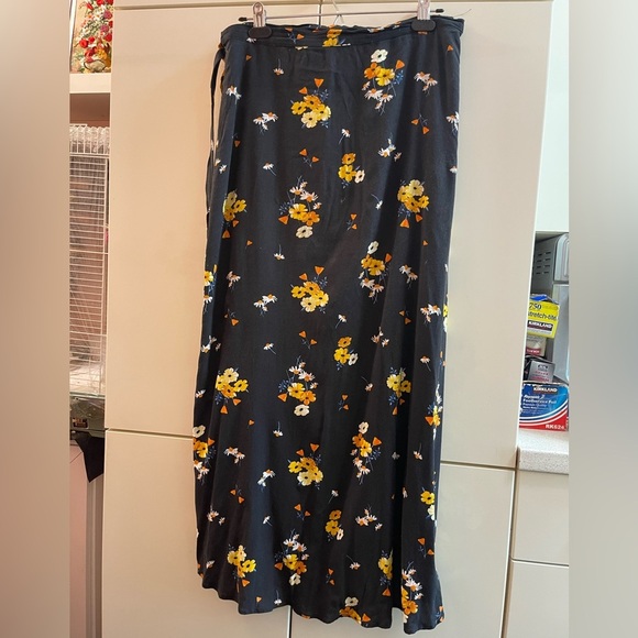 H&M Divided Wrap Skirt Black Floral Straight Size 10 - Picture 3 of 10